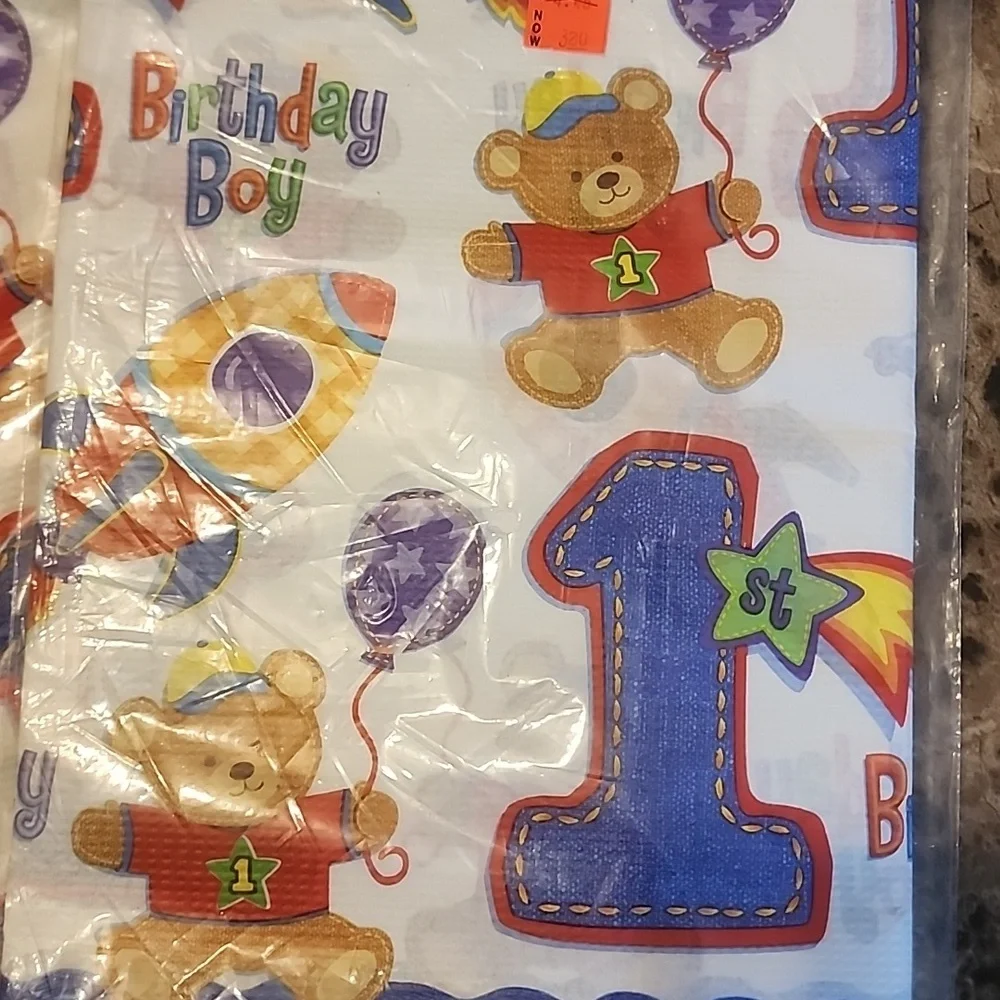3 Paper tablecovers 